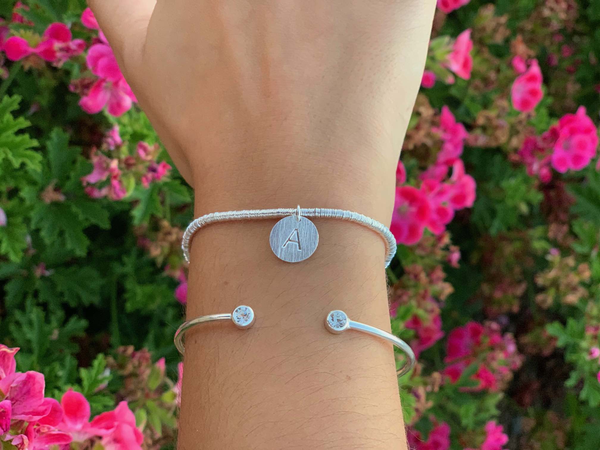 Pulsera mostacilla argolla con mini letra- inicial plata – CL JOYAS