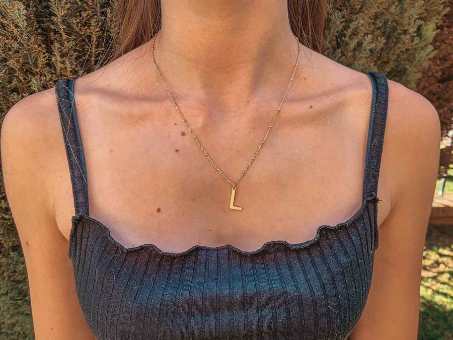 Collar pelotitas e inicial (letra)