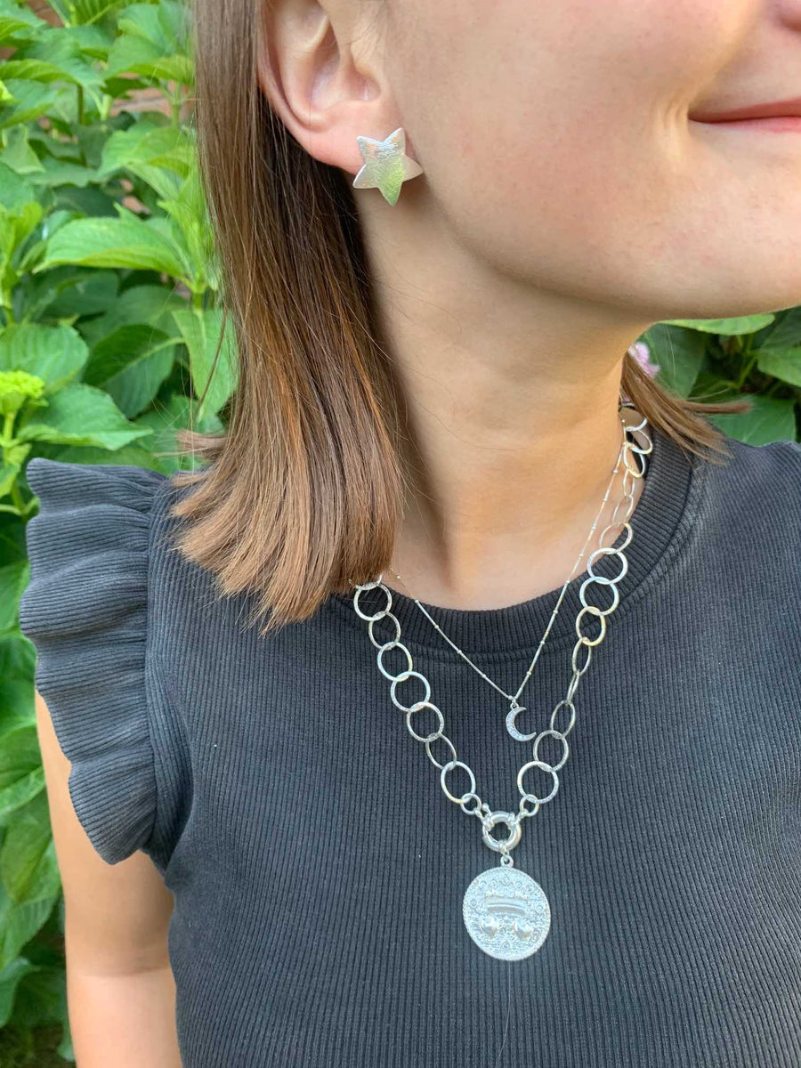 Collar argollas delgadas grandes con medallón