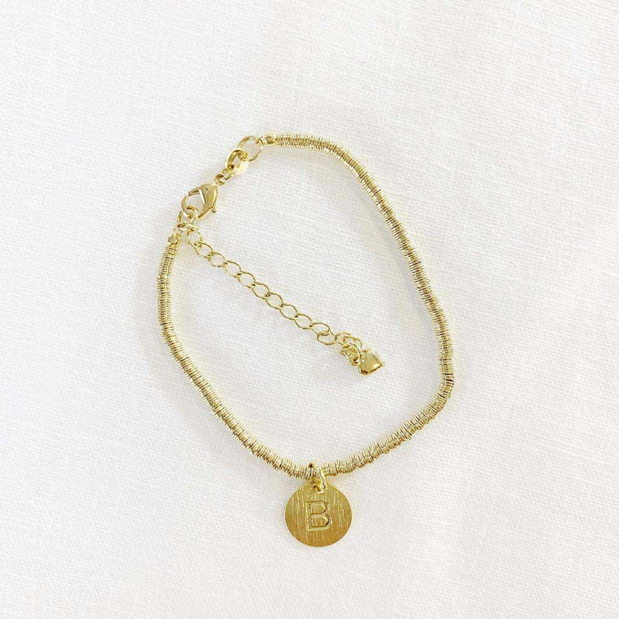 Pulsera mostacilla argolla con mini letra inicial oro