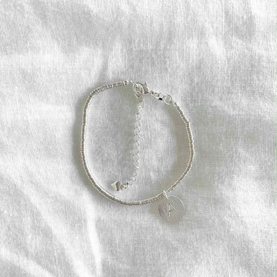 Pulsera mostacilla argolla con mini letra- inicial plata